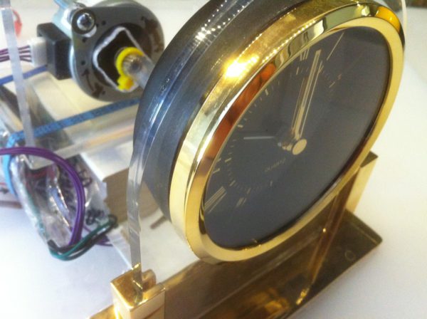 hack-transformer-une-horloge-analogique-en-voltmetre-01
