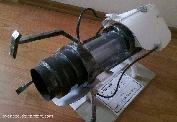 papercraft-une-replique-du-portal-gun-fabriquee-avec-papier-et-du-scotch