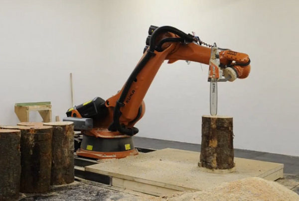 un-bras-robotise-qui-sculpte-le-bois-avec-avec-une-tronconneuse