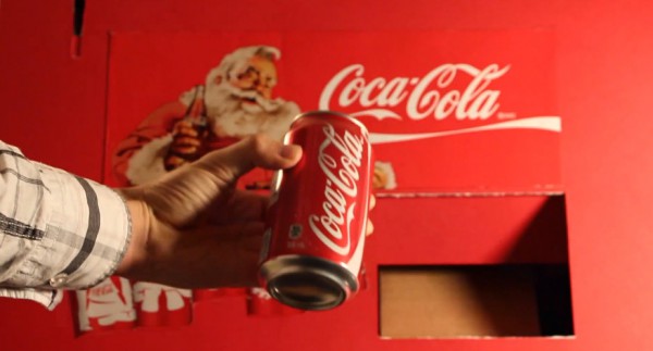 diy-une-machine-distributrice-de-coca-cola-fabrique-en-carton