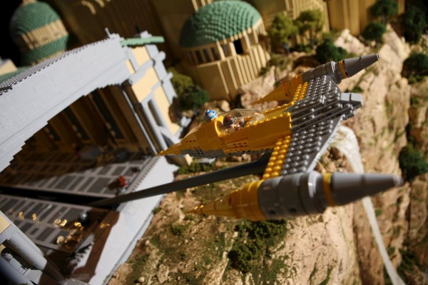 la-menace-fantome-de-star-wars-recreee-avec-250000-pieces-de-lego-04