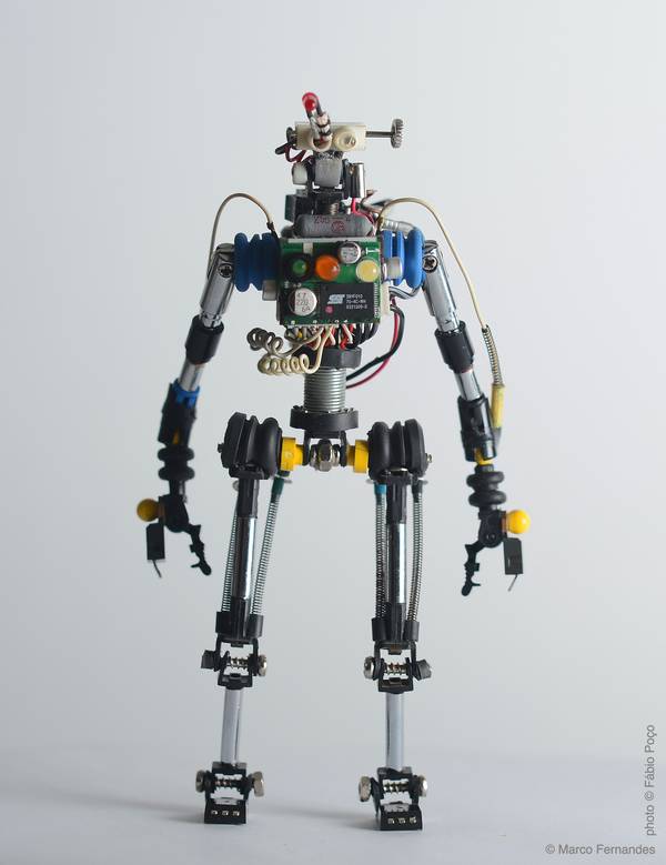 project-r3bots-des-robots-realises-avec-des-elements-electroniques-recycles-01
