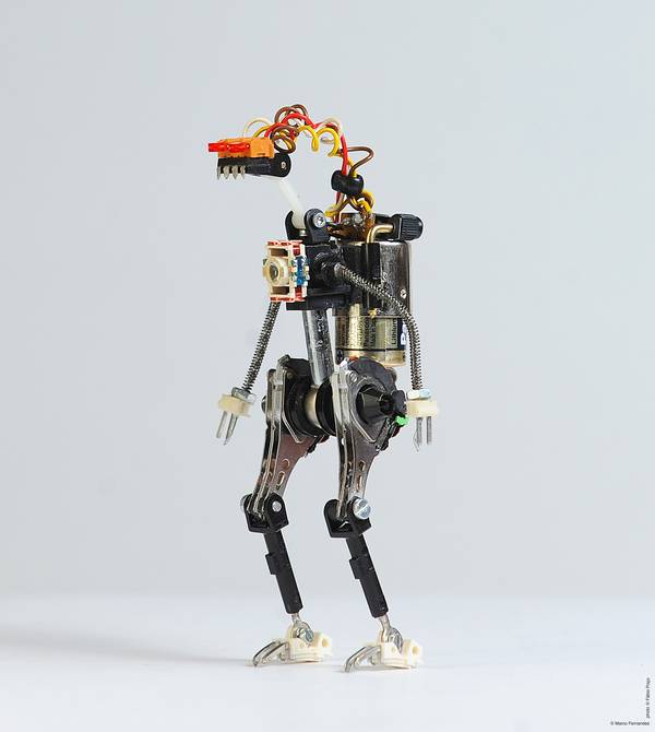 project-r3bots-des-robots-realises-avec-des-elements-electroniques-recycles-02