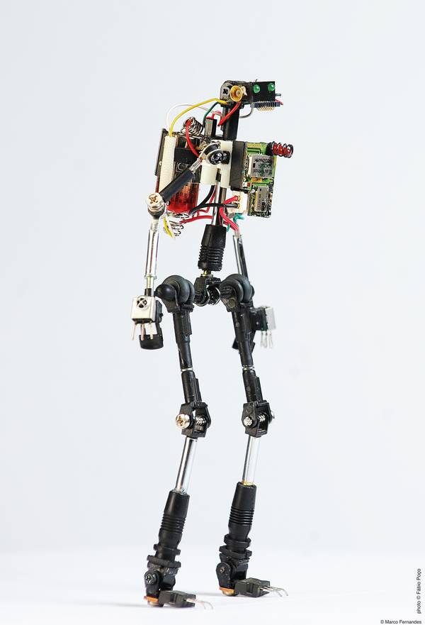 project-r3bots-des-robots-realises-avec-des-elements-electroniques-recycles-03