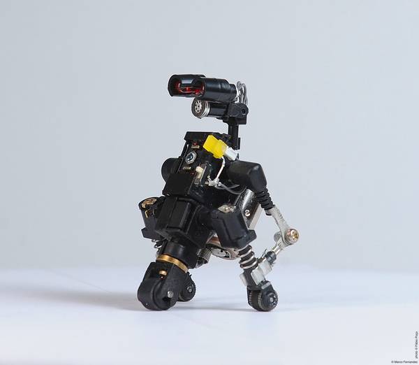 project-r3bots-des-robots-realises-avec-des-elements-electroniques-recycles-04