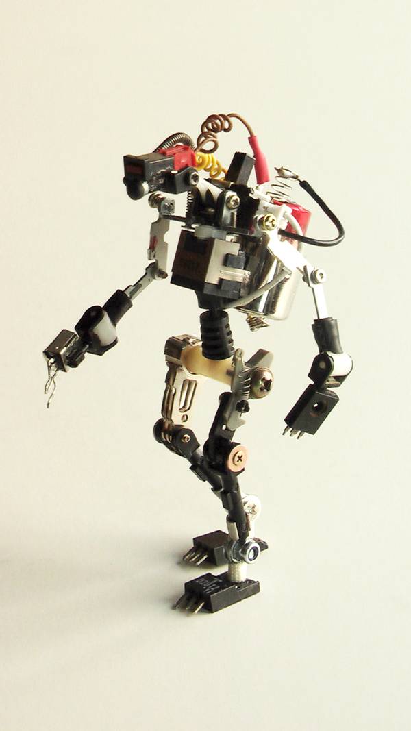 project-r3bots-des-robots-realises-avec-des-elements-electroniques-recycles-07
