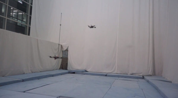 quand-les-quadrotors-de-zurich-jouent-avec-un-pendule-inverse