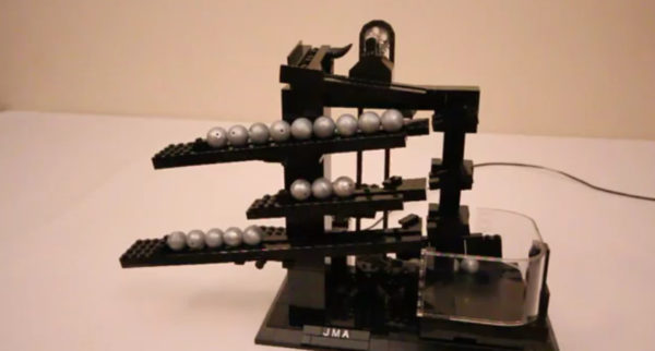 une-horloge-a-bille-fabrique-en-lego