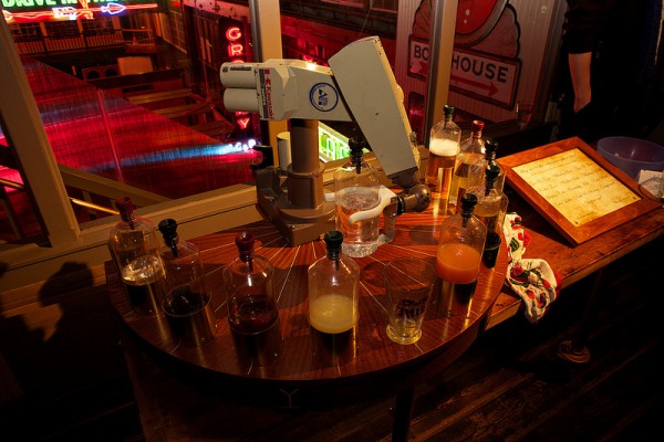 sir-mix-a-bot-un-bras-robotise-qui-realise-les-cocktail-comme-un-barman