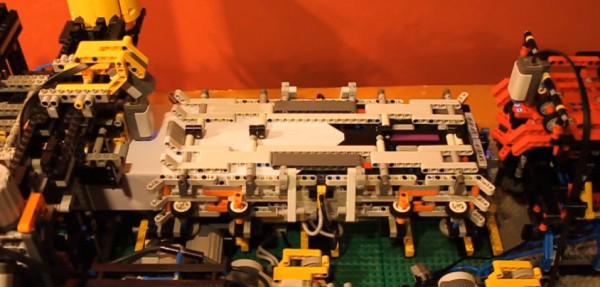 une-machine-en-lego-qui-plie-et-lance-des-avions-en-papier