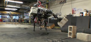 Video : Big Dog attrape et jette des parpaings de béton