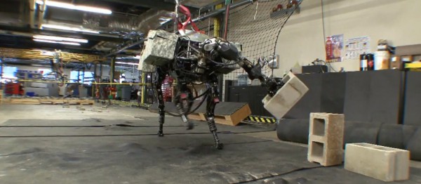video-bigdog-attrape-et-jette-des-parpaings-de-beton