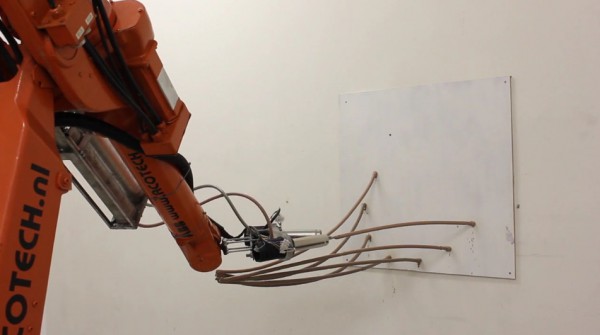 le-robot-industriel-qui-imprime-en-3d-des-oeuvre-dart-dans-les-airs