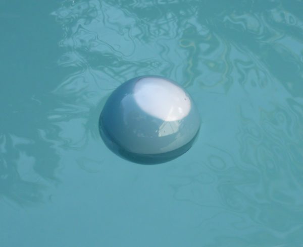 CelsiusBall flottant dans une piscine