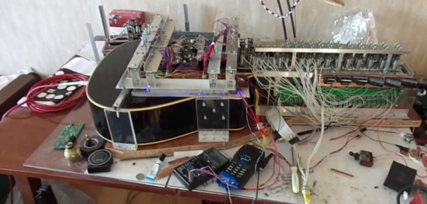diy-la-fabuleuse-guitare-robotisee-de-vladimir