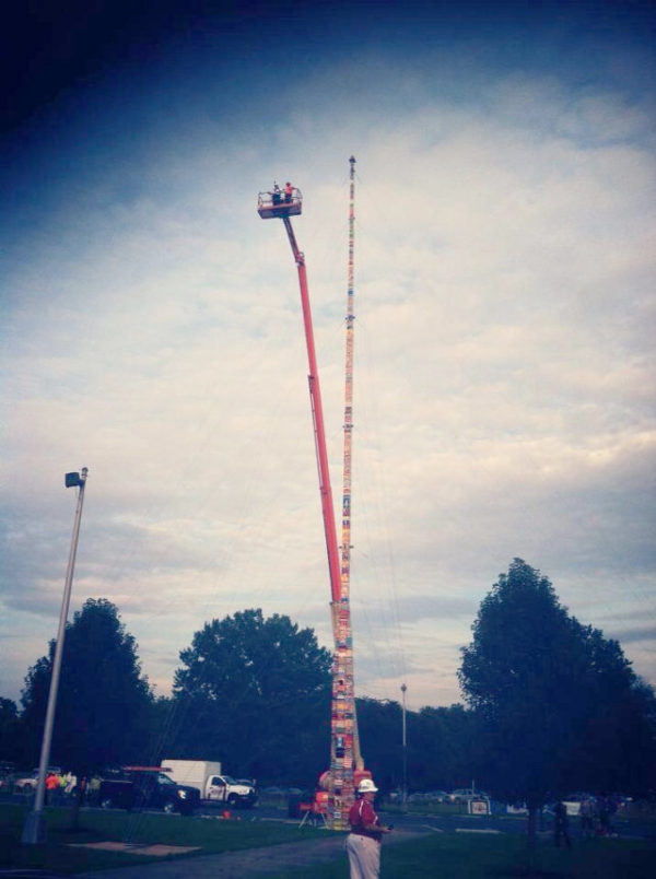 nouveau-record-pour-une-tour-en-lego-avec-34m-de-hauteur-1
