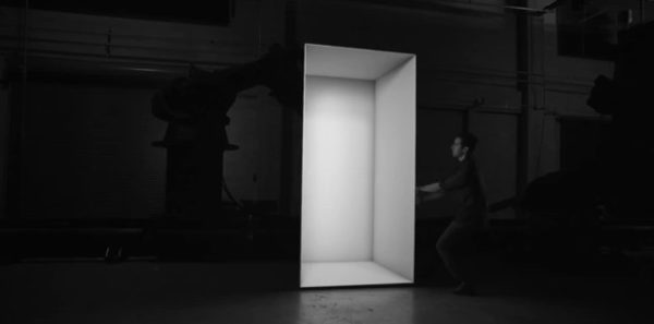 box-un-spectacle-visuel-exceptionnel-utilisant-des-bras-robotises-et-de-la-projection