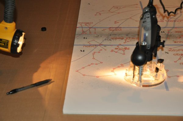 diy-fabriquer-un-poster-de-la-voie-lactee-eclaire-avec-de-la-fibre-optique-03