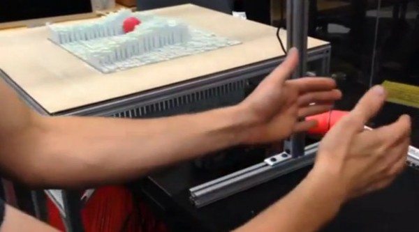 inform-une-table-morphing-vraiment-qui-reproduit-en-temps-reel-vos-gestes