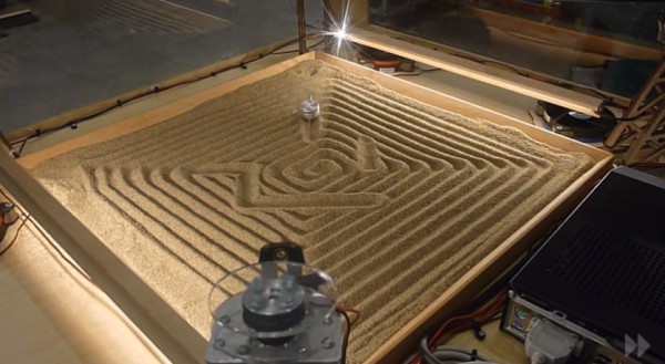une-machine-qui-dessine-dans-le-sable-avec-un-systeme-a-4-cables