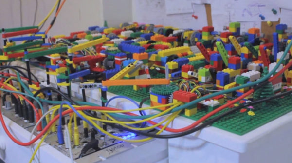 un-automate-qui-joue-de-lacid-house-avec-des-lego