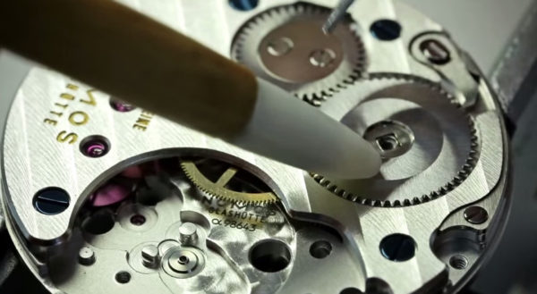 video-assemblage-dune-montre-mecanique