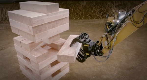 video-des-caterpillar-qui-font-une-partie-de-jenga-geant