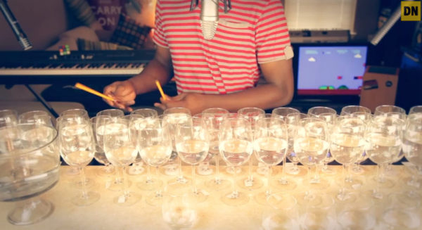 video-le-theme-de-super-mario-bros-joue-avec-des-verres-a-vins-et-une-poele
