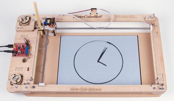 watercolorbot-water-clock-une-horloge-cnc-qui-donne-lheure-avec-de-leau