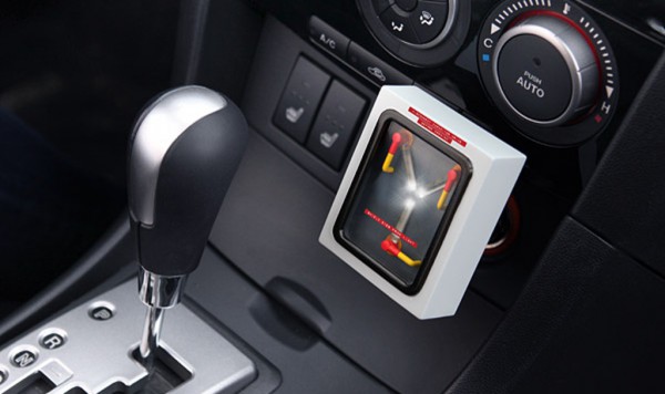 gadget-un-chargeur-usb-de-voiture-au-look-de-flux-capacitor-01