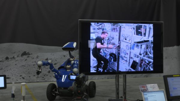 un-astronaute-pilote-un-rover-sur-terre-depuis-lespace-02