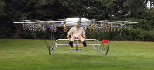 un-homme-senvole-avec-un-drone-compose-de-54-moteurs