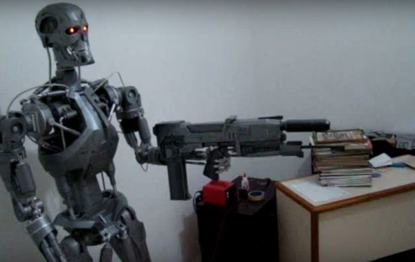 un-robot-animatronic-terminator-t-800-a-echelle-humaine-01