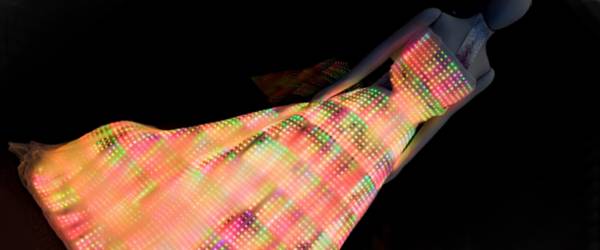 Galaxy Dress : Une robe brodée avec 24000 LED multicolores.