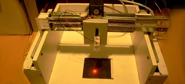 Vidéo : Une machine CNC de découpe laser DIY