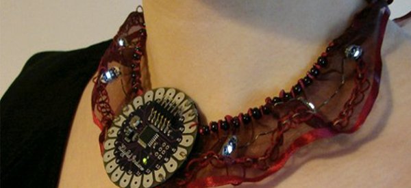 Quand le kit Arduino LilyPad devient un bijou monté sur un collier.