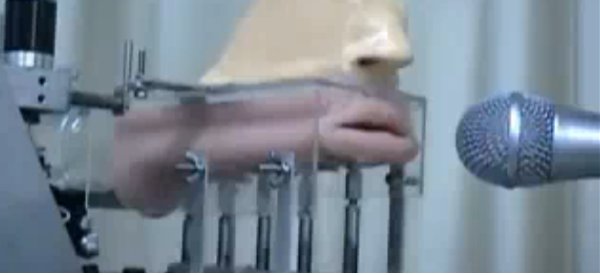 Vidéo : Une curieuse bouche robotisée qui parle.