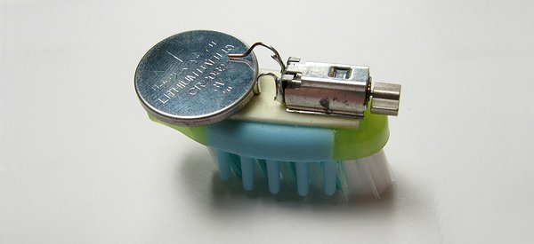 DIY : Bristlebot, transformer une bosse à dent en robot vibrobot.