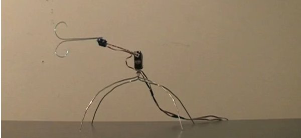 Dancing Wire : Un mini robot fil de fer qui danse