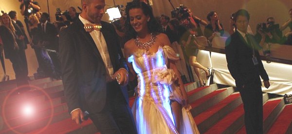 Katy Perry porte une robe à LED de Cute Circuit à une soirée de gala.