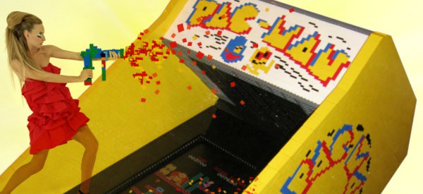 Une borne d'arcade 8 bits Pacman entièrement réalisée en LEGO.