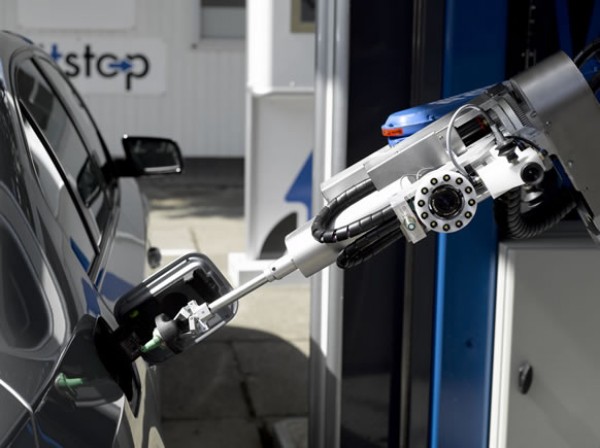 tankpitshop robot qui fait plein essence gazoil voiture 4 e1274305363243 TankPitStop : Le robot qui fait le plein dessence à votre place.