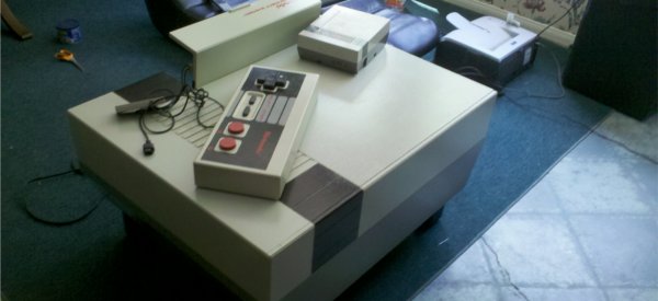 DIY : Une table basse multimédia en forme de Nintendo NES géante