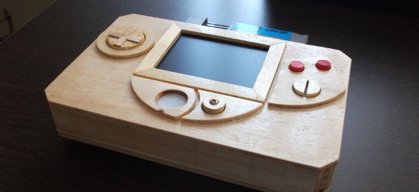 Case Mod : Une console Nintendo NES portable en bois.