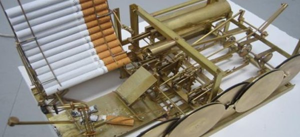 L'incroyable machine à fumer des cigarettes au look steampunk