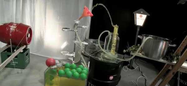 La fabrication de la bière Pils Trumer avec une machine Rube Goldberg