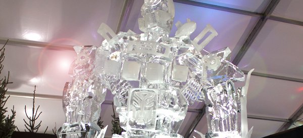 Transformers : Une magnifique sculpture de Optimus Prime en glace