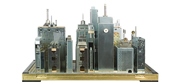 Des sculptures de villes miniatures réalisées avec des vieux composants technologiques