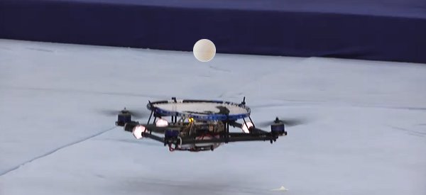 Vidéo : Des quadrocopters qui font jongler une balle
