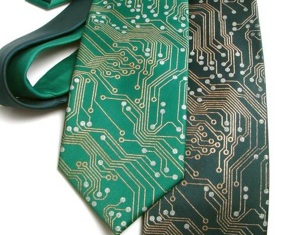 Need : La cravate avec les pistes de circuits électroniques